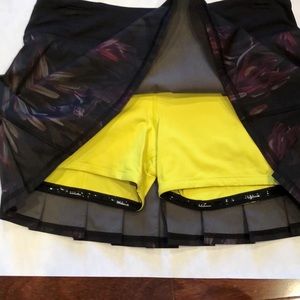 Lululemon Pleated Pace Setter Skirt Skort Midnight Iris Black Floral Size 4/6